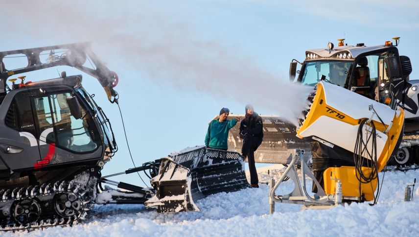 «Sulet nu rivast grond toc», disch Curdin Erni (a schnestra). Cun Nicola Stecher discuta’l la bunura tanter duos maschinas da pista lur plans pel di da lavur i’l parc (fotografia: Michael Steiner). 