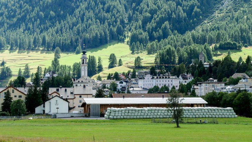 Was auf den ersten Blick nach Futterreserven im Überfluss aussieht, entpuppt sich auf Anfrage beim Samedner Landwirt Gian Sutter lediglich als Teil des eigenen Bedarfs auf seinem Landwirtschaftsbetrieb in Promulins. Foto: Jon Duschletta