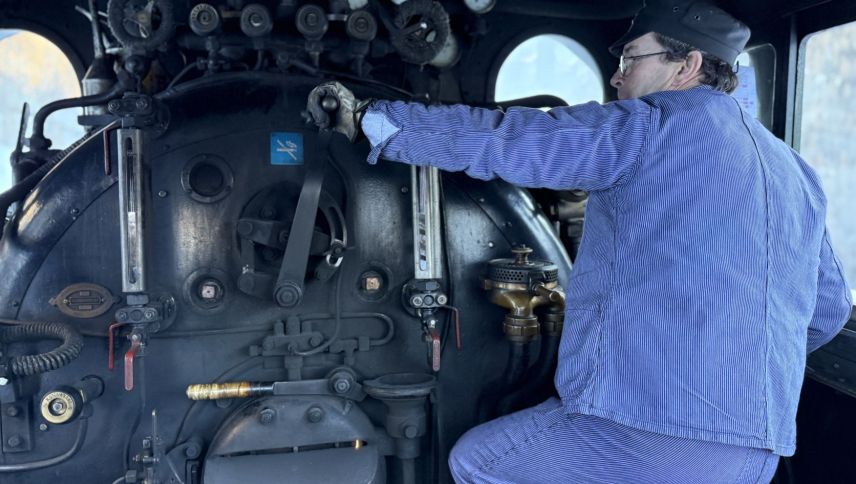 Mario Risch hat die Dampflok im Griff. Foto: Fadrina Hofmann