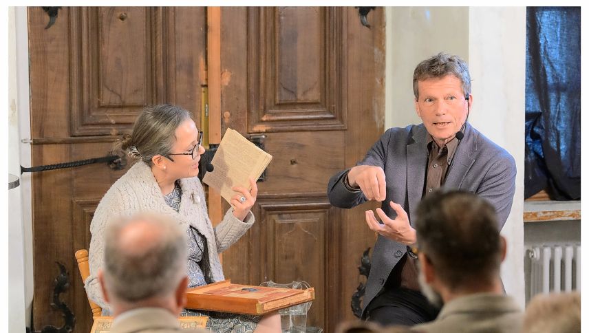 Hartmut Rosa veranschaulicht im Gespräch mit Selma Mahlknecht anhand eines Spielbaukastens, wie sich festgelegte Abläufe und situationsbezogenes Handeln unterscheiden. Foto: Gian-Nicola Bass