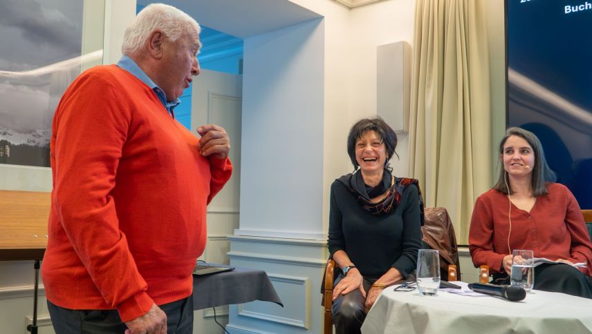 Der damalige Silser Gemeindepräsident Attilio Bivetti (links) ermöglichte vor 20 Jahren die Schaffung der Silser Aussenstelle des ikg. Mirella Carbone und Claudia Cathomas. Foto: Jon Duschletta
