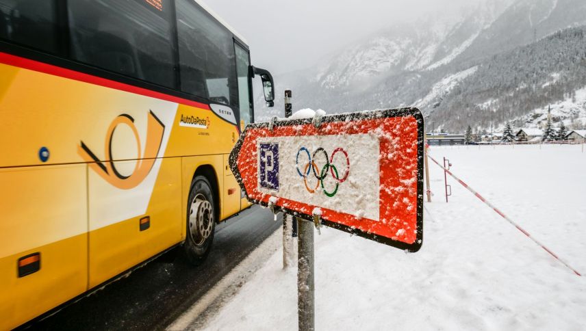 Unter anderem hat auch die kurzfristige Schliessung eines P + R-Parkplatzes bei Zernez während den Winterspielen zu tieferen Kosten im Bereich des Olympia-Verkehrskonzeptes geführt. Foto: Jon Duschletta