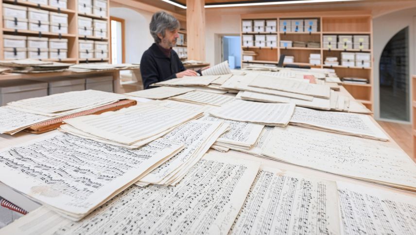 Claudio Bacciagaluppi beim Ordnen der Musiknoten im Kulturarchiv Oberengadin in Zuoz. Foto: Gian-Nicola Bass 