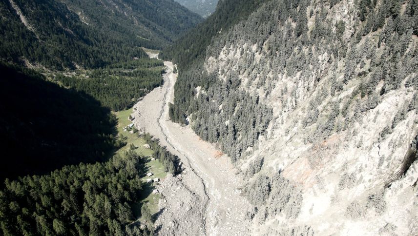 Die Druckwirkung des Bergsturzes war enorm, wie diese Aufnahme aus dem Jahr 2017 in der Val Bondasca zeigt. Die acht Wanderer, die sich im Sturzgebiet befanden, hatten keine Überlebenschance. Foto: VBS Swisstopo Flugdienst