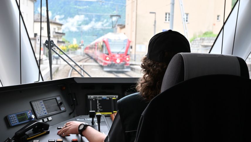 Auch bei einer Kreuzung mit einem Gegenzug behält Corsin Lieberherr sein gesamtes Umfeld stets im Auge. Foto: Anna Hartmann
