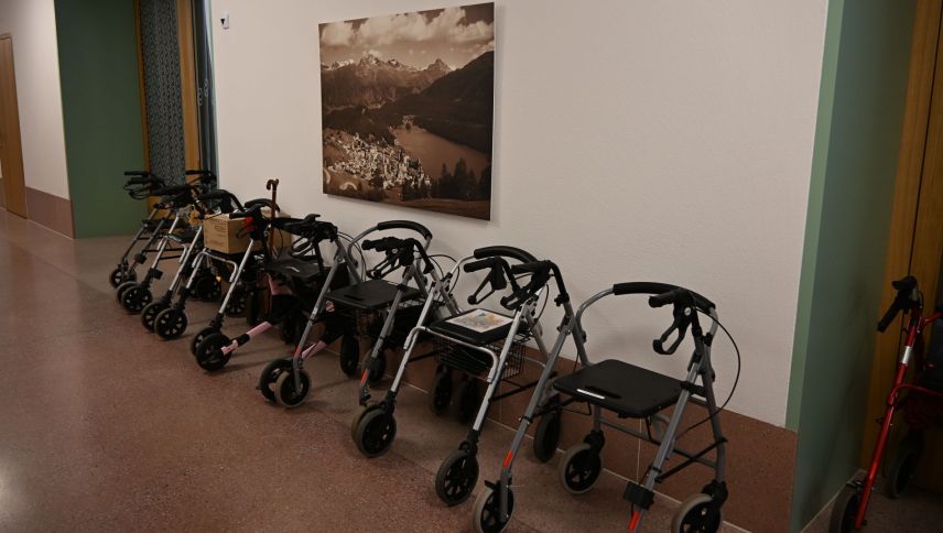 Der «Rollator-Parkplatz» vor dem Raum der Aktivierung. Foto: Sina Margadant