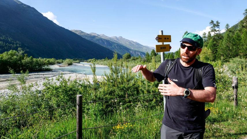 Christian Vögeli an der Aue von nationaler Bedeutung Isla Glischa-Arvins-Seglias im Projektperimeter der Innrevitalisierung "Bever I". Foto: Jon Duschletta