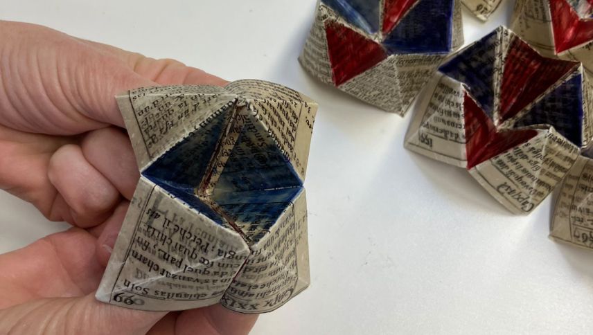 Den Umwandlungsprozess, den Ernestina Abbühl einer alten, halb zerstörten Bibel hin zum fertigen Reliefwerk «urazchun – tschêl ed infiern» unterzog, war lang und erforderte viel Geduld. Foto: Ernestina Abbühl