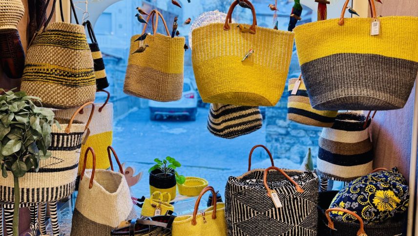 Farbenfroh sind die Produkte aus Kenia. Foto: Fadrina Hofmann