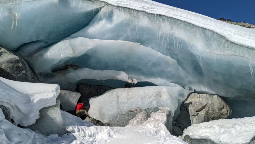 Die Forschenden nehmen Wasserproben vom Morteratschgletscher bis zum Inn in Martina. Foto: Timo Rhyner