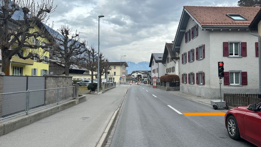 Markante, orange-farbene Haltestreifen sollen bei Baustellenampeln dafür sorgen, dass Fahrzeuge punktgenau anhalten und so vom Bewegungssensor erfasst werden. Foto: Tiefbauamt Graubünden TBA