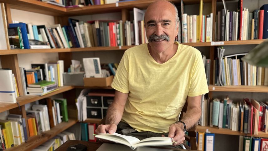 La traducziun valladra es statta üna lavurada per Dumenic Andry. El ha provà da restar precis e fidel al text original (fotografia: Annetta Janka-Zini).
