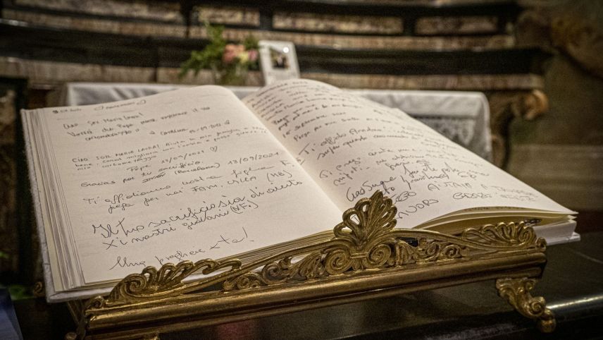 Ein Kondolenzbuch zu Ehren der getöteten Ordensschwester. Sie wurde im Juni diesen Jahres selig gesprochen. Foto: Denise Kley