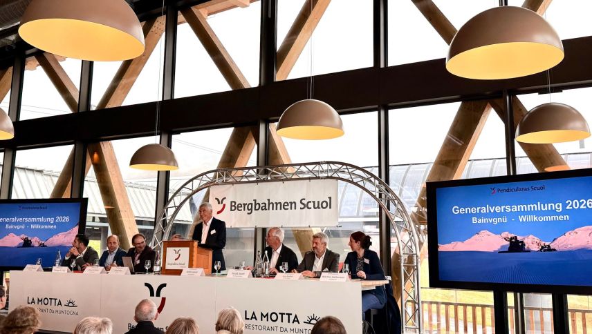 Der Verwaltungsrat mit Präsident Andri Lansel (stehend) konnte an der Generalversammlung positive Ergebnisse bei der Gastronomie und bei den Ersteintritten präsentieren. Foto: Fadrina Hofmann