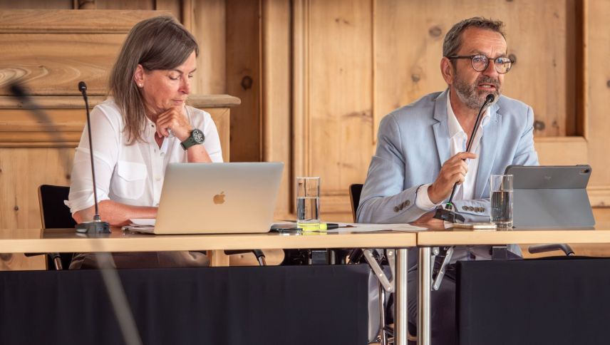 Die Vorsitzende des Gesundheitsrates Isabel Wenger und VR-Präsident Michael Rolaz. Foto: Jon Duschletta