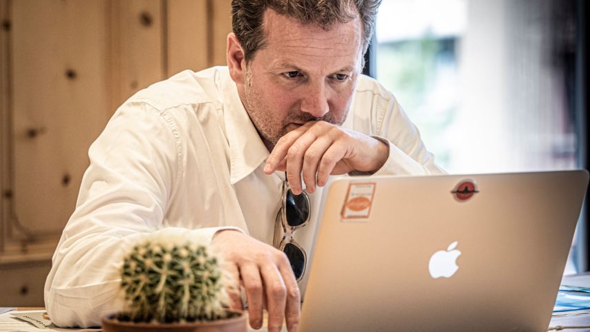 Gemeindepräsident Christian Jott Jenny hat sich zum Ziel gesetzt, die Hauer-Silverberg Stipendien Stiftung bekannter zu machen.  Foto: Daniel Zaugg