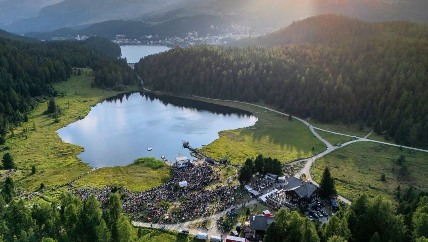 Der Stazersee liegt in einer Moorlandschaft von nationaler Bedeutung. Gerade in touristischen Gebieten kann der Nutzungsdruck hoch sein – wie beim jährlichen Konzert im Rahmen des Festivals da Jazz. Foto: fotoswiss.com/cattaneo