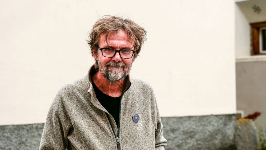 Wanderleiter Ruedi Wiesner aus Celerina weiss um die speziellen Momente, wenn unterwegs mal jemand muss. Foto: Jon Duschletta