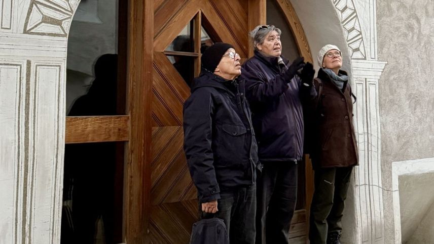 Ladina Meyer (Mitte) erklärt die Bauweise eines Engadiner Hauses. Foto: Fadrina Hofmann