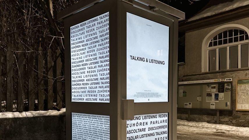 La cabina da telefon es temporarmaing ün'ouvra d'art. fotografia: Hanna Burkart