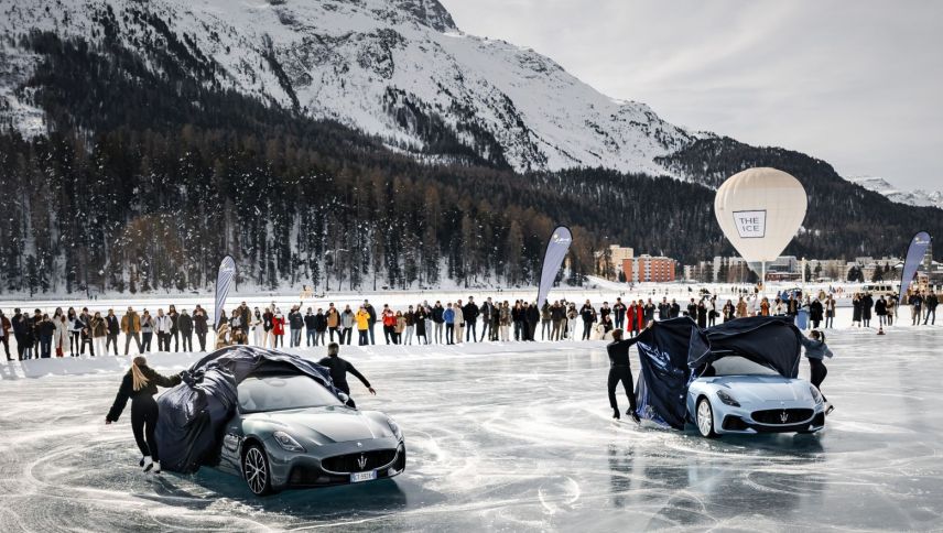 Neue sowie alte Klassiker bekannter Automarken locken jedes Jahr Besuchende aus nah und fern auf den St. Moritzersee.  Foto: The I.C.E/Andrea Klainguti