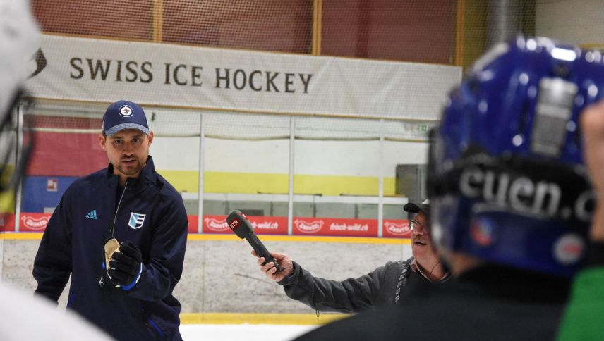 Der NHL-Star Nino Niederreiter zu Besuch in der Eishalle Gurlaina in Scuol (Foto: Nicolo Bass). 