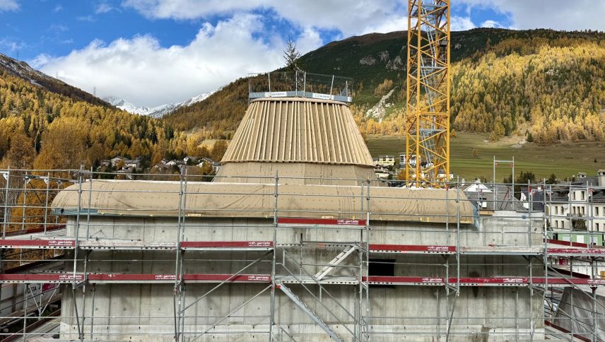Die erste Holzkupel steht - noch ohne Lärchenschindeln. Foto: Fadrina Hofmann