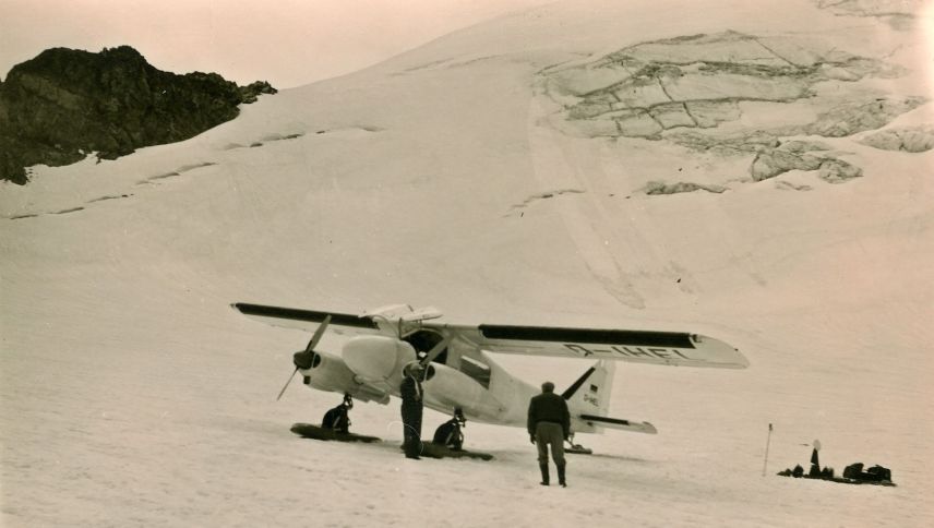Die Dornier «Do-28» nach der ersten Landung auf dem Tschiervagletscher. Foto: Flugarchiv Graubünden