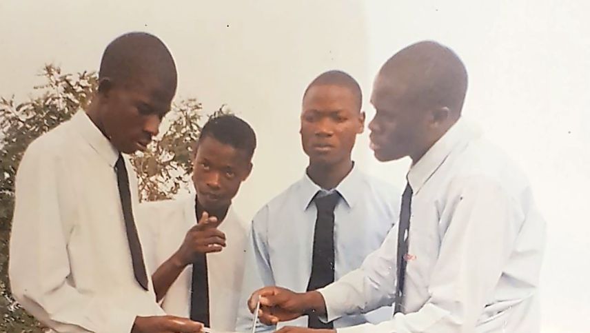 Dennis mit seinen Schulfreunden in der Mkushi Secondary School im Jahr 2006. Foto: z. Vfg / Dennis Ulayayi
