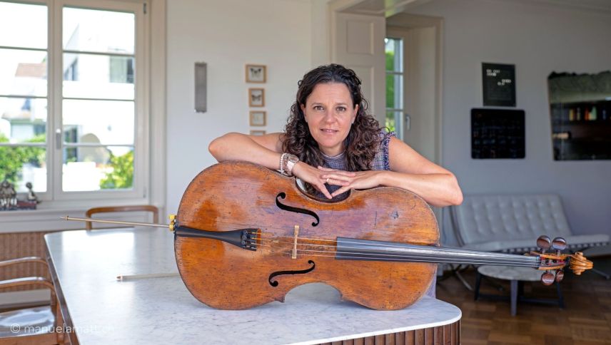 Ella tuorna adüna darcheu gugent in Engiadina Bassa – la cellista dal Quartet Stradivari, Maja Weber. fotografia: Manuela Matt