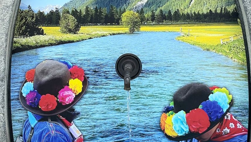 Chalandamarz trifft Engadiner Landschaft: Zwei Kinder in Tracht rahmen den Blick auf die Innauen. Foto: Sabrina von Elten