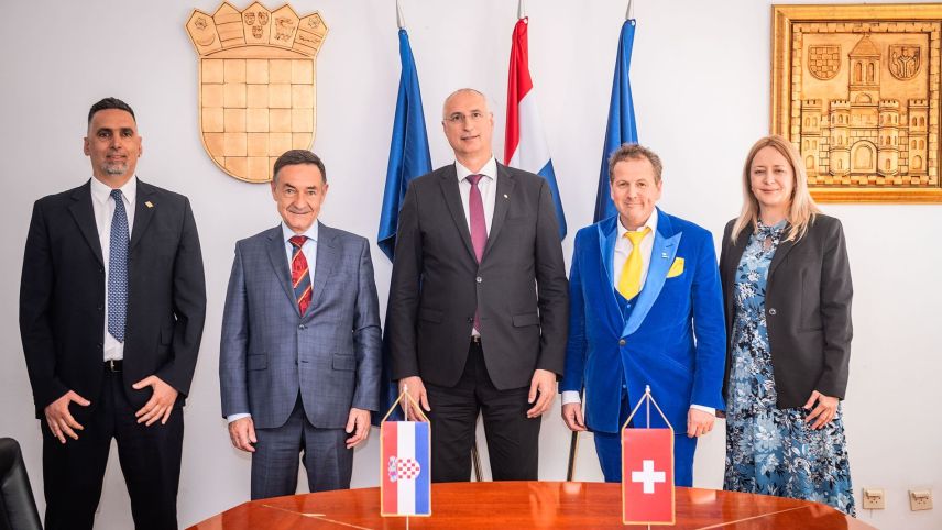 Vergangenes Jahr besuchte St. Moritzer Gemeindepräsident Christian Jott Jenny die Schweizer Botschaft in Split (Kroatien).  Foto: z. Vfg