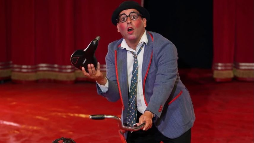 Alan Rossi bringt als Zirkusclown mit seinen fantasievollen Auftritten die Menschen zum Lachen und Staunen. Foto: Alexander Leumann
