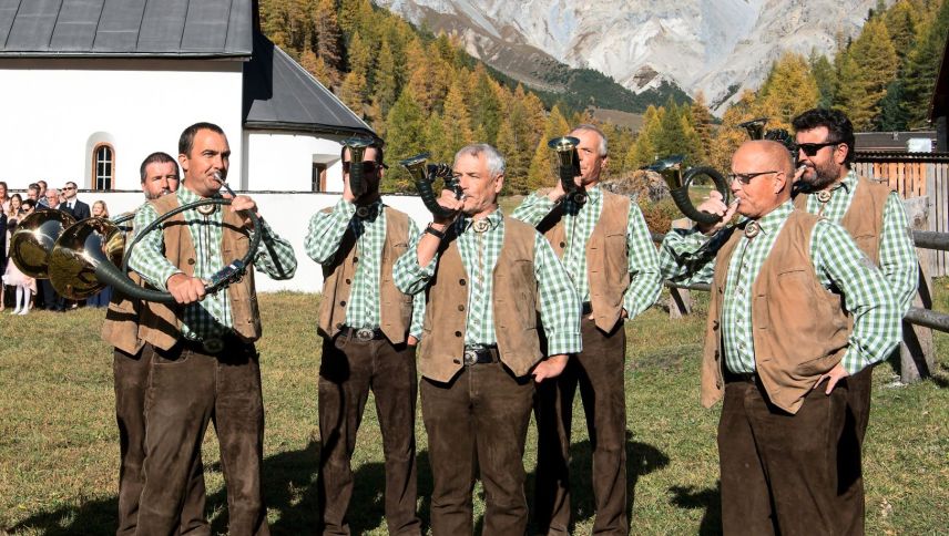 Matthias Merz da Scuol es president dal Coro viril Engiadina Bassa e vicedirigent da la Gruppa da corns da chatscha da Scuol (ourasom a dretta cul corn da chatscha) (fotografia: mad)