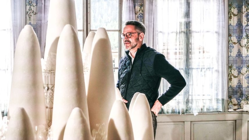 Der 54-jährige Sursetter Giovanni Netzer hat sich nach dem Theologiestudium nach und nach dem Theater und der Kunst verschrieben – mit Erfolg. Foto: Jon Duschletta