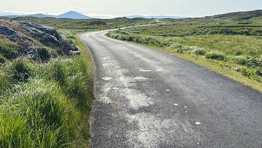 Kleine,einsame Strasse durch weite Moorlandschaft in Irland. Foto: Daniel Müller
