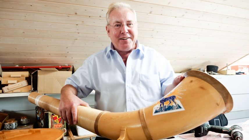 Instrumentenbauer Beat Kollegger mit einem seiner Alphornbecher. Foto: Jon Duschletta