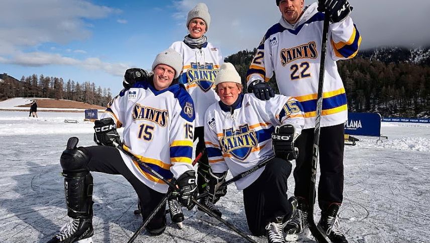 Das Team «Min Favorit» setzte sich in der Champions-Kategorie durch und sicherte sich den Turniersieg. Foto: Silvaplana Pond Hockey