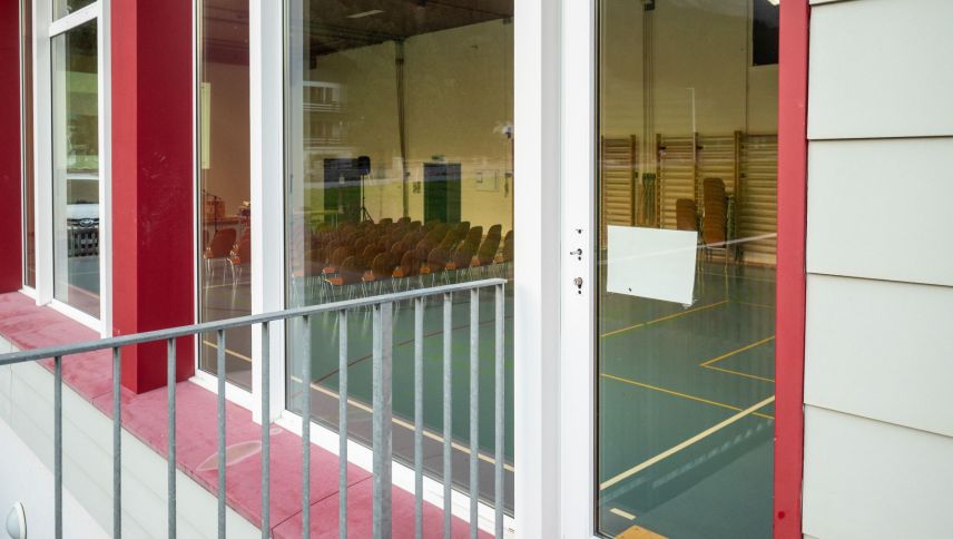 Der Notausgang aus der Turnhalle von Aussen gesehen. Foto: Jon Duschletta