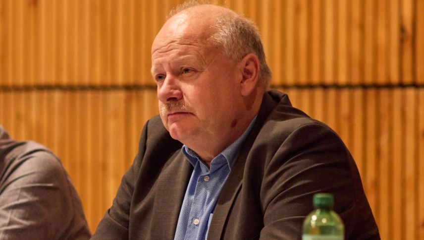Gian Andrea Bott ho mno in marculdi saira per la prüma geda tres la radunanza cumünela scu president – ed es  tar quella sto aint per ün’opiniun da minurited (fotografia: Michael Steiner).