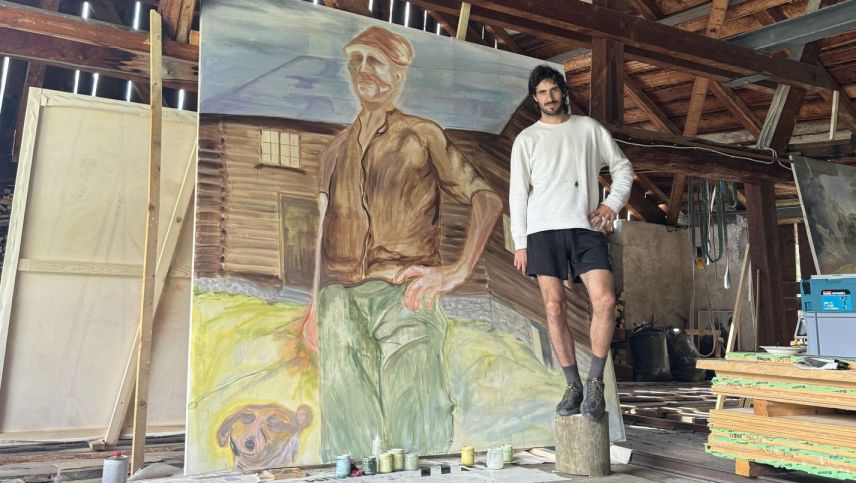 Patriuck Salutt in seinem Sommer-Atelier in Chapella. Foto: Andra Dumitrascu