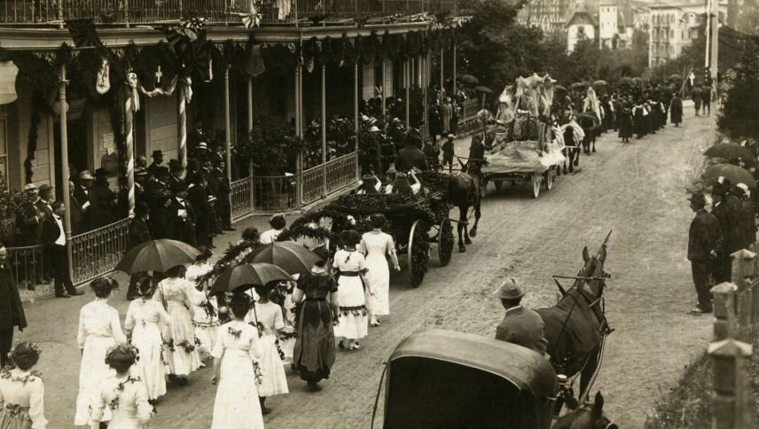 Umzug am Stradun zur Eröffnung der Bahnstrecke, 1913. Foto:Postkarte/Privatarchiv Linard Brüngger