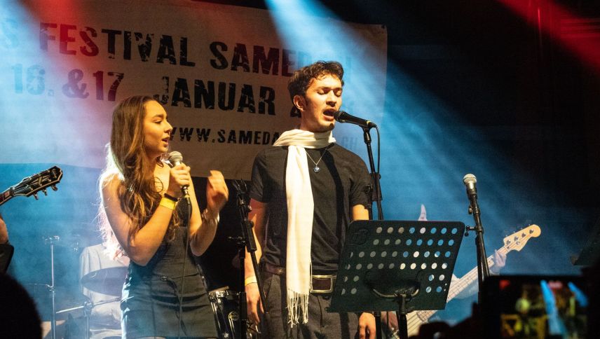 Carolina Patriciu und Sandro Casura der Schulband des Lyceum Alpinum Zuoz. Foto: Jon Duschletta