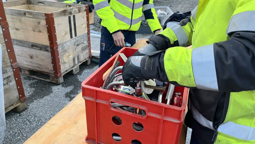 Das Kleinmaterial wird von Hand sortiert, um die verschiedenen Wertstoffe für die anschliessende Weiterverarbeitung sauber zu trennen. Foto: Andrea Gutgsell