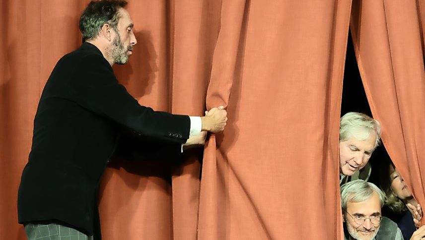 Ob bei der Regieanweisung, dem kritischen Blick in die Maske oder der richtigen Aufstellung für das Werbefoto – Regisseur Lorenzo Polin behält stets den Überblick und achtet dabei auf jedes Detail. Foto: Gioia Müller