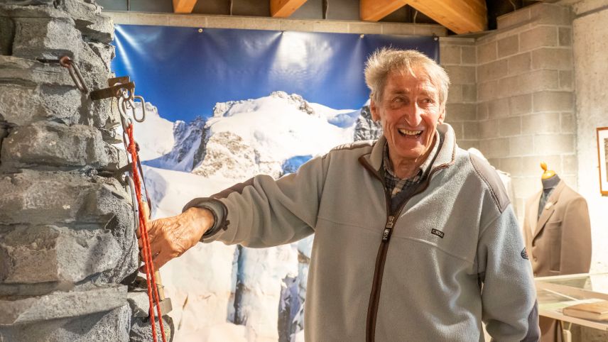 Mathis Roffler kennt die Bergwelt des Oberengadins wie kaum ein anderer und die Entwicklung «seines» Morteratschgletschers verfolgt er besonders aufmerksam. Er war auch Initiant des Museums Alpin in Pontresina (Bild). 		Foto: Annika Veclani