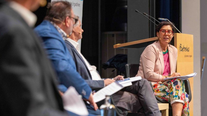 An der zweiten Baderleda der Engadiner Post/Posta Ladina wurde über die Zukunft des Regionalflughafens Samedan debatiert (Foto: Jean-Marie Delnon).
