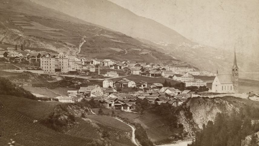 Scuol um ca. 1879 mit dem Hotel Belvedere am linken Bildrand. Foto: R. Guler