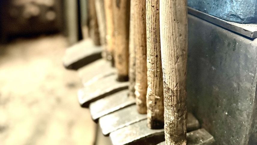 Mehrere Hammer hängen in der Schmiede. Foto: Fadrina Hofmann