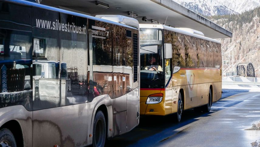 Durchs Jahr garantieren die Busse der Autoservizi Silvestri (links) den öffentlichen Verkehr von und nach Livigno. Für die Dauer der Olympischen Winterspiele übernimmt aber PostAuto Lead und Verantwortung. Foto: Jon Duschletta